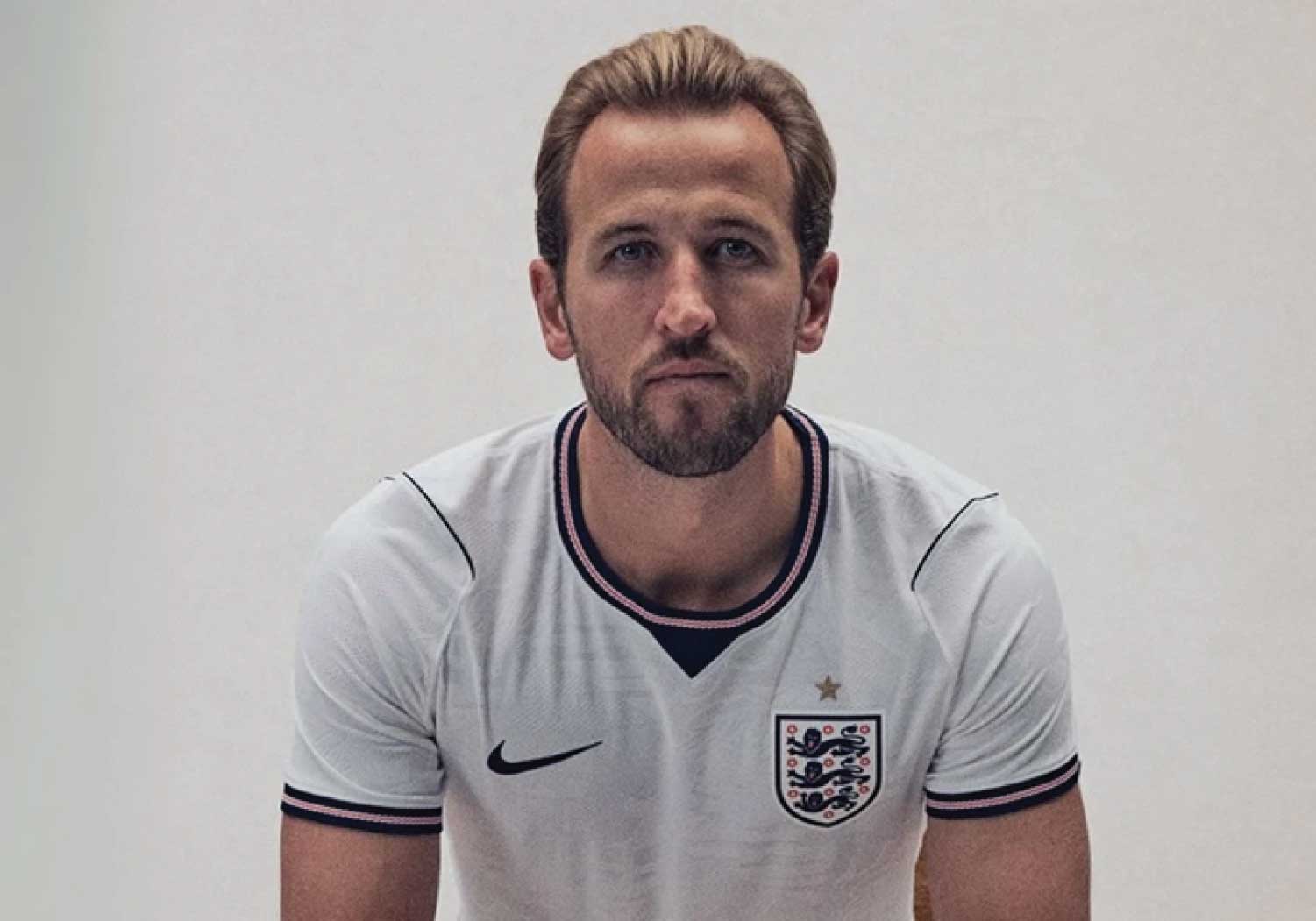 Nền trắng giữ sự tối giản, Anh mang đến cảm giác dễ mặc và hiện đại